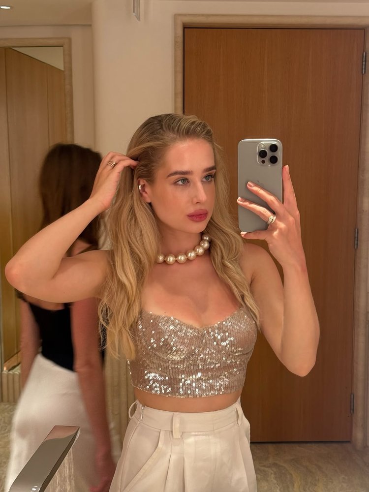 Lisa Fayer знімає UGC