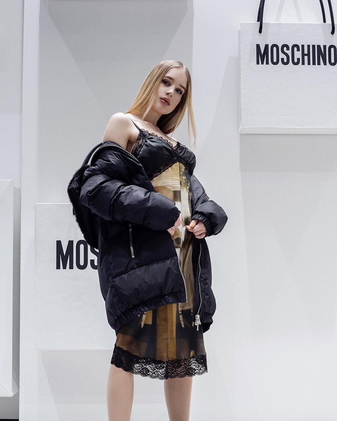 Lisa Fayer — Moschino